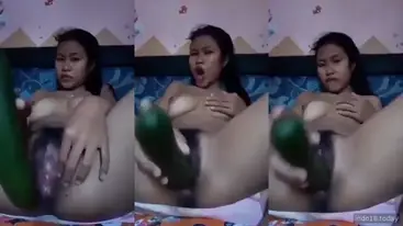 Cewek open BO coli pake timun gede banget