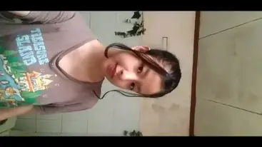Cewek Sange Mau Mandi Malah Colmek Basah Kuyup Hot